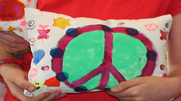 Kinder fertigen Kuschelkissen