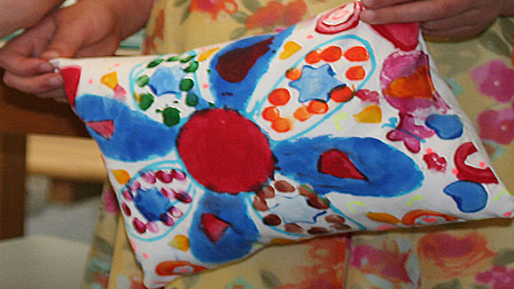 Kinder fertigen Kuschelkissen