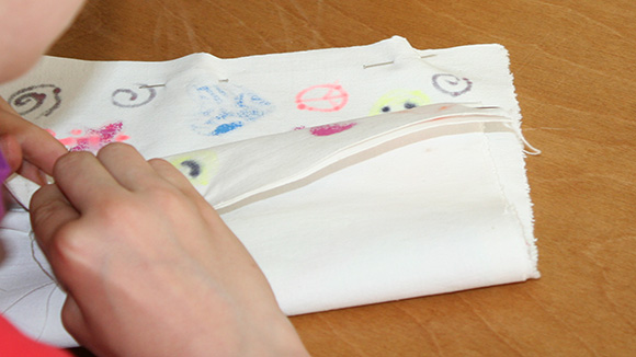 Kinder fertigen Kuschelkissen