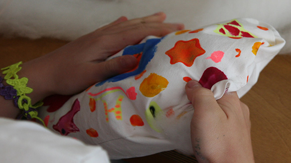 Kinder fertigen Kuschelkissen