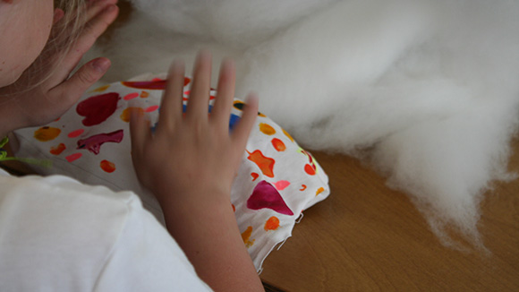 Kinder fertigen Kuschelkissen