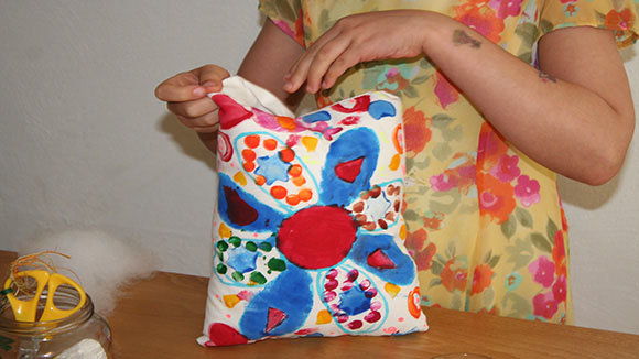 Kinder fertigen Kuschelkissen