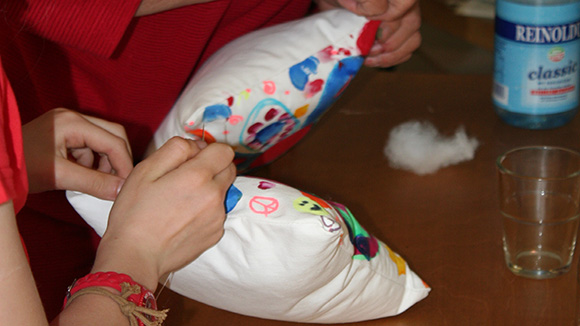 Kinder fertigen Kuschelkissen