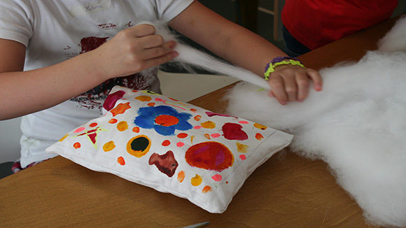 Kinder fertigen Kuschelkissen