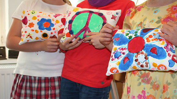 Kinder fertigen Kuschelkissen