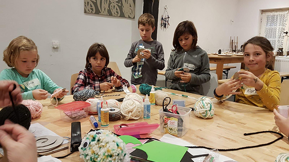 Kinder fertigen Flaxi unser Museumsmaskottchen